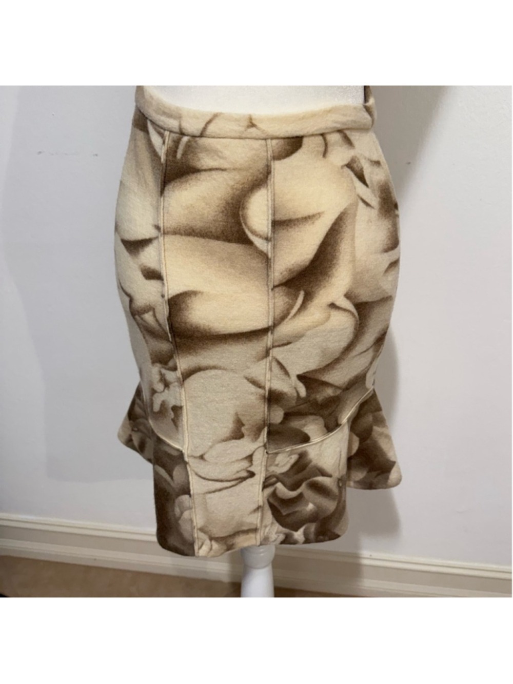 Moth ANTHROPOLOGIE Beige WOOL SWEATER Floral Pencil Skirt; flounce hem.